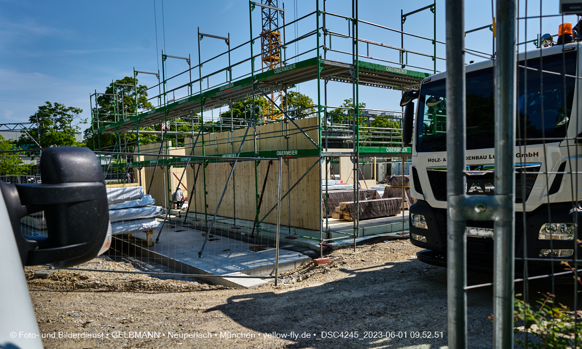 01.06.2023 - Neue Holzwände für das Haus für Kinder in Neuperlach in München
